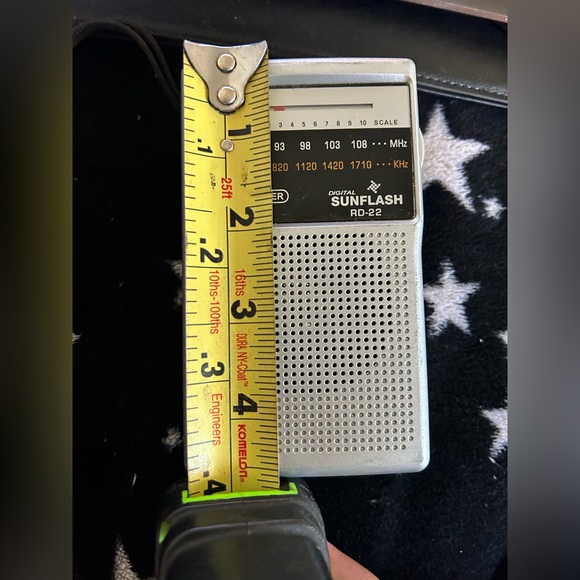 Portable AM/FM Band Radio by Sunflash - Picture 2 of 7